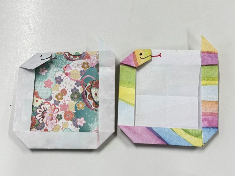 折り紙で折ったヘビ